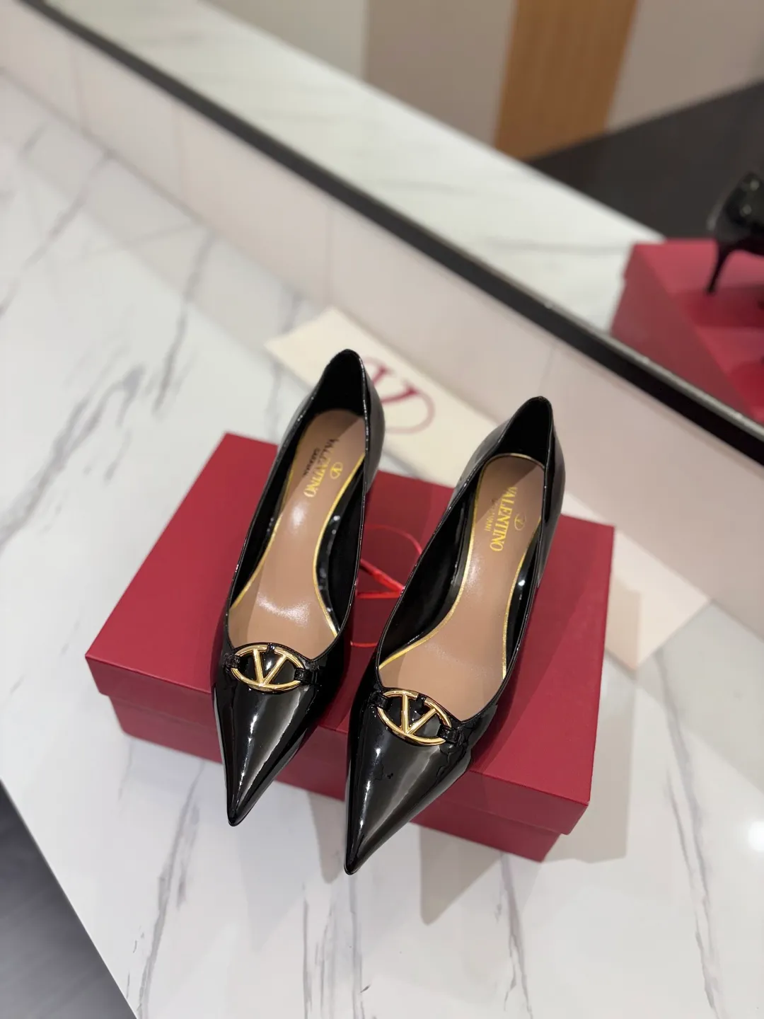 💕💕Factory direct selling price p520💕💕 VALENTINO’s hottest new high-heeled shoes, latest logo buckle, perfect combination with sexy pointed toe❤️‍🔥❤️‍🔥❤️‍🔥❤️‍🔥It is simply the pinnacle of summer fashion💖💖💖💖original replica Upper: patent leather, subleather Outsole: Italian leather outsole Heel height: 6.5cm Size: 35-39 (40 41 42 customized, non-refundable and non-exchangeable)